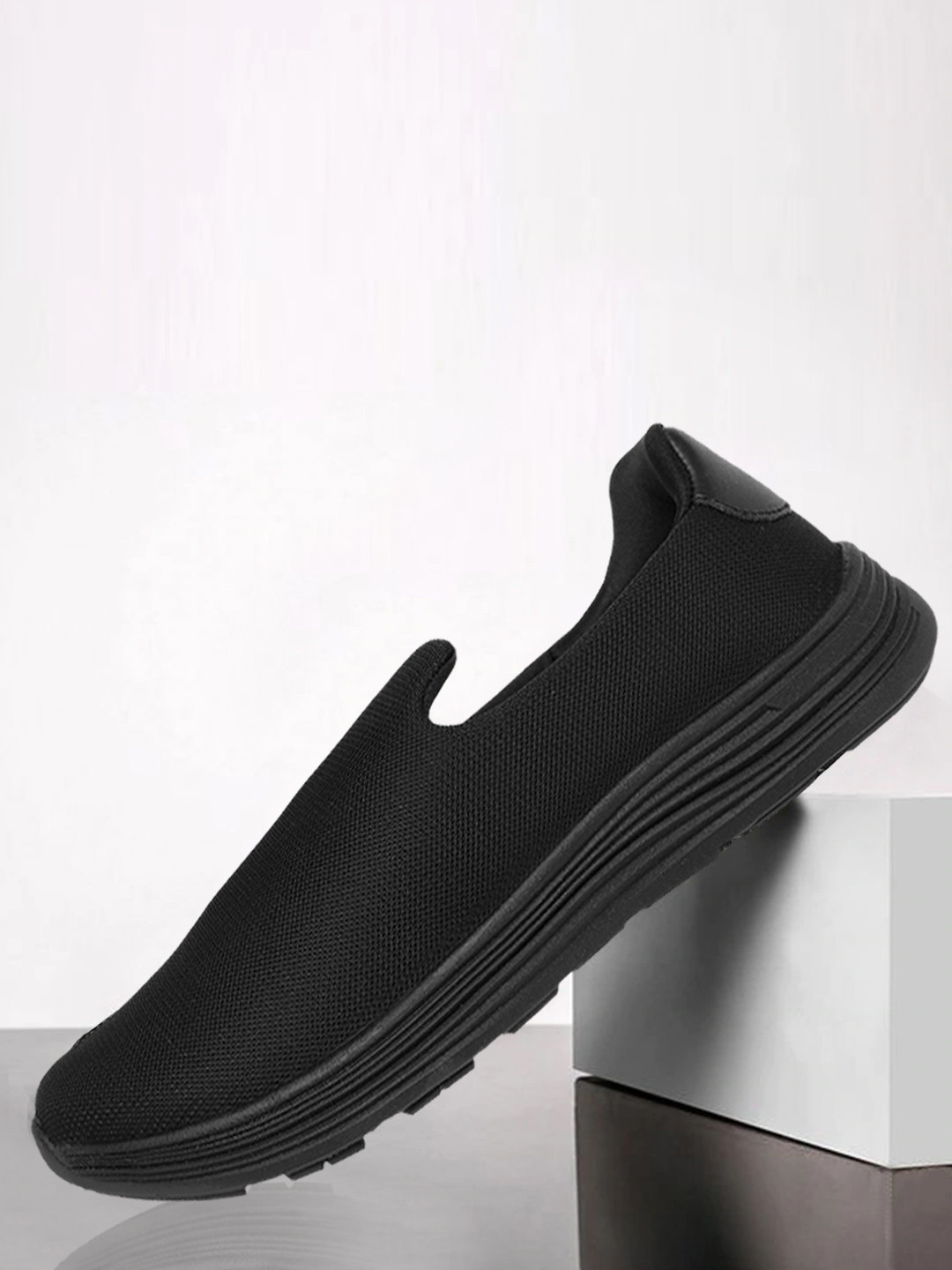 

HRX by Hrithik Roshan Women Black Front Runner Shoes