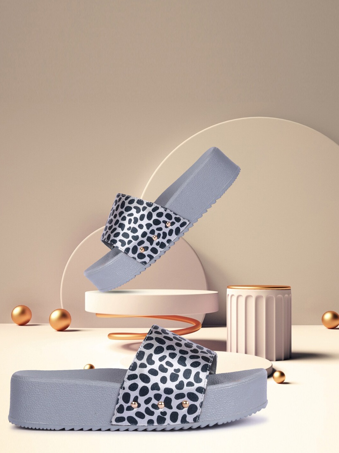 

Alishtezia Women Grey & Black Printed Sliders