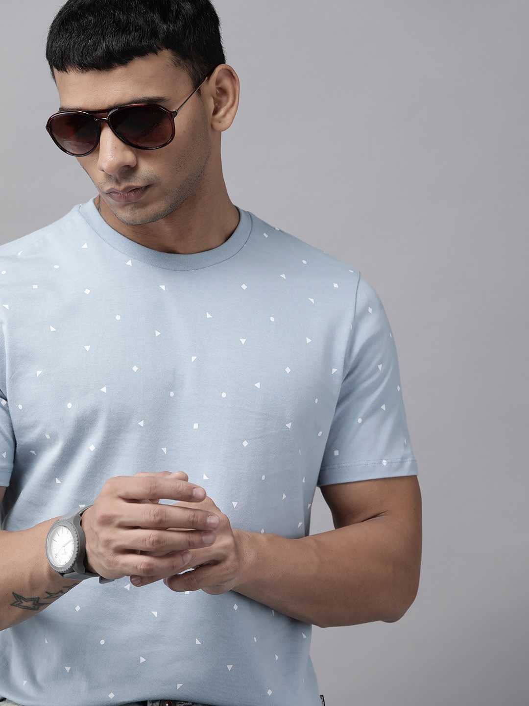 

Roadster Men Blue Geometric Printed Pure Cotton T-shirt