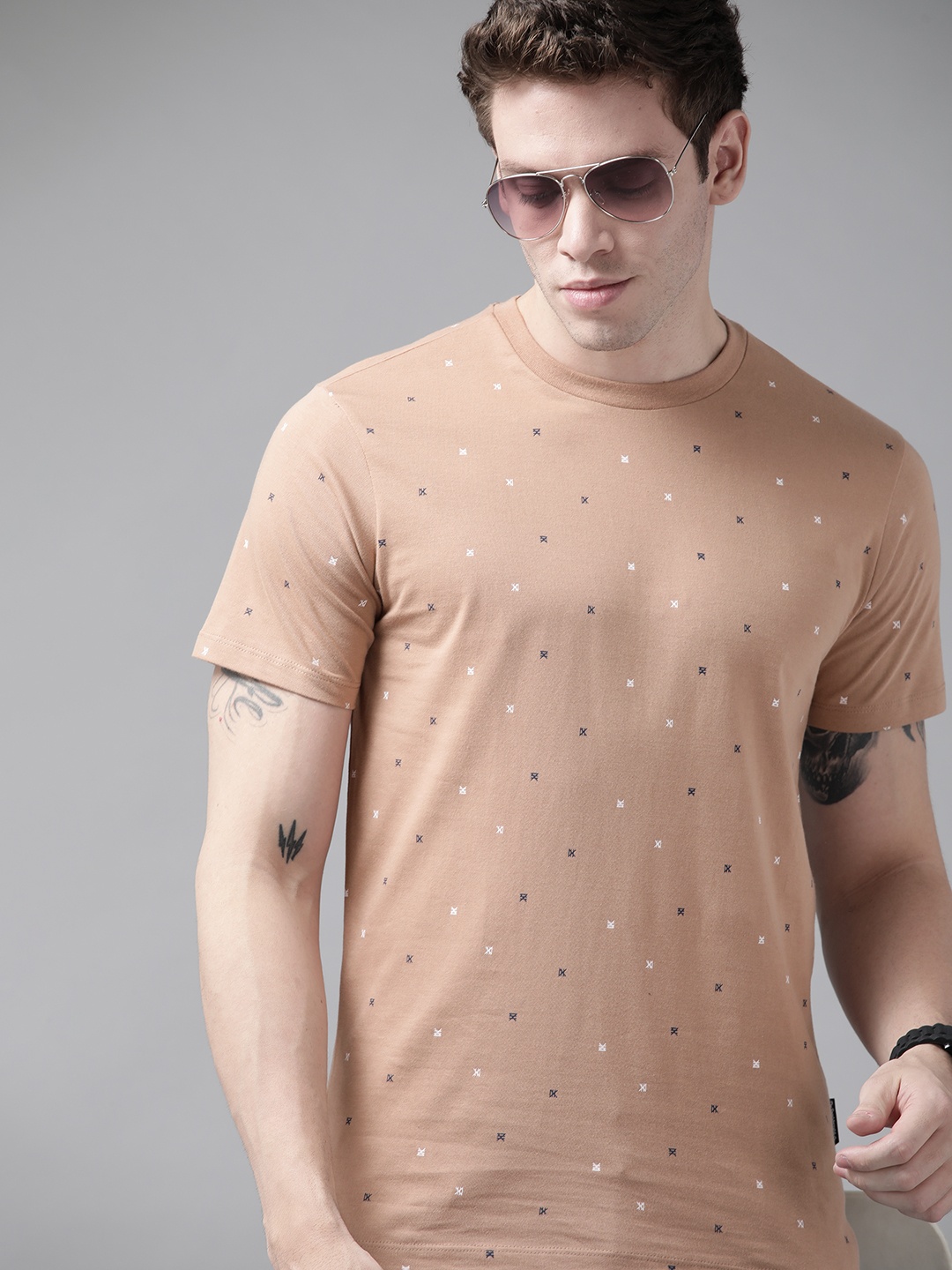 

Roadster Men Beige & White Printed T-shirt