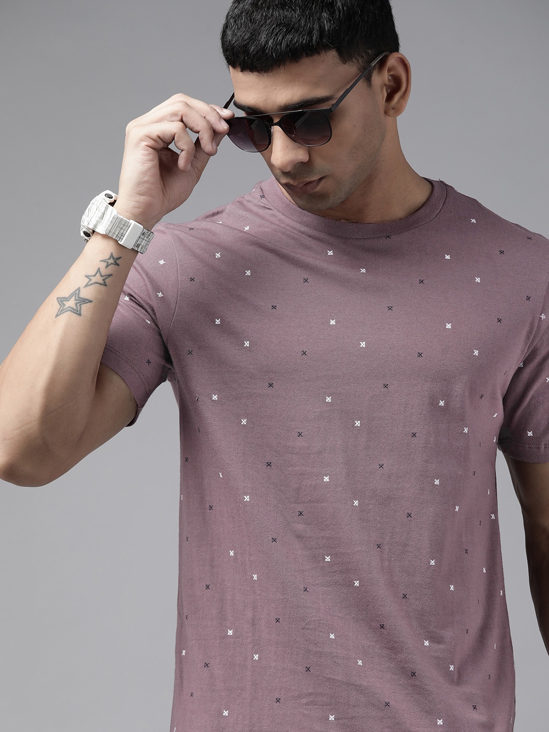 

Roadster Men Mauve & White Conversational Printed Pure Cotton T-shirt