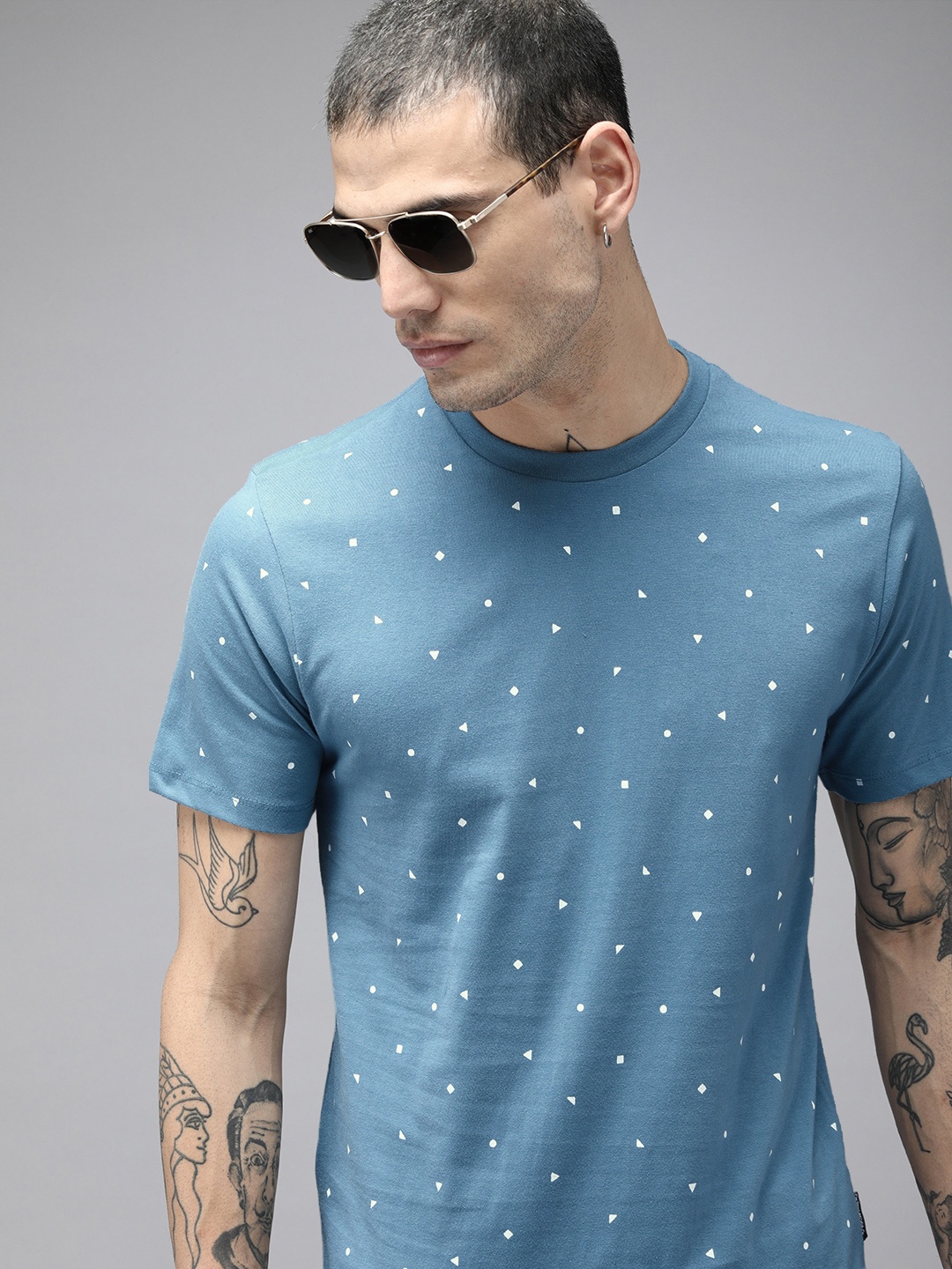 

Roadster Men Blue & White Geometric Printed Pure Cotton T-shirt