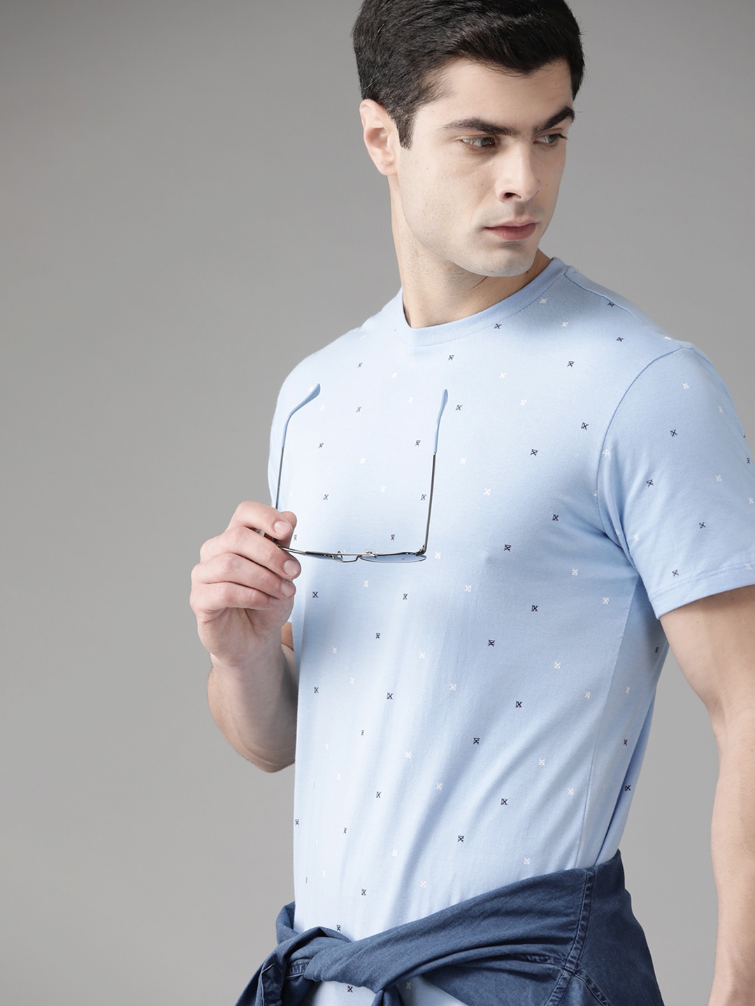 

Roadster Men Blue Geometric Printed Pure Cotton T-shirt