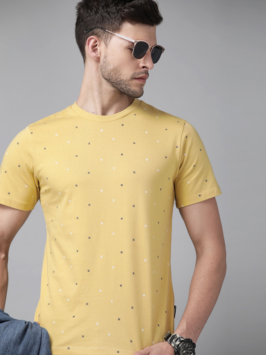 

Roadster Men Yellow & Blue Printed T-shirt