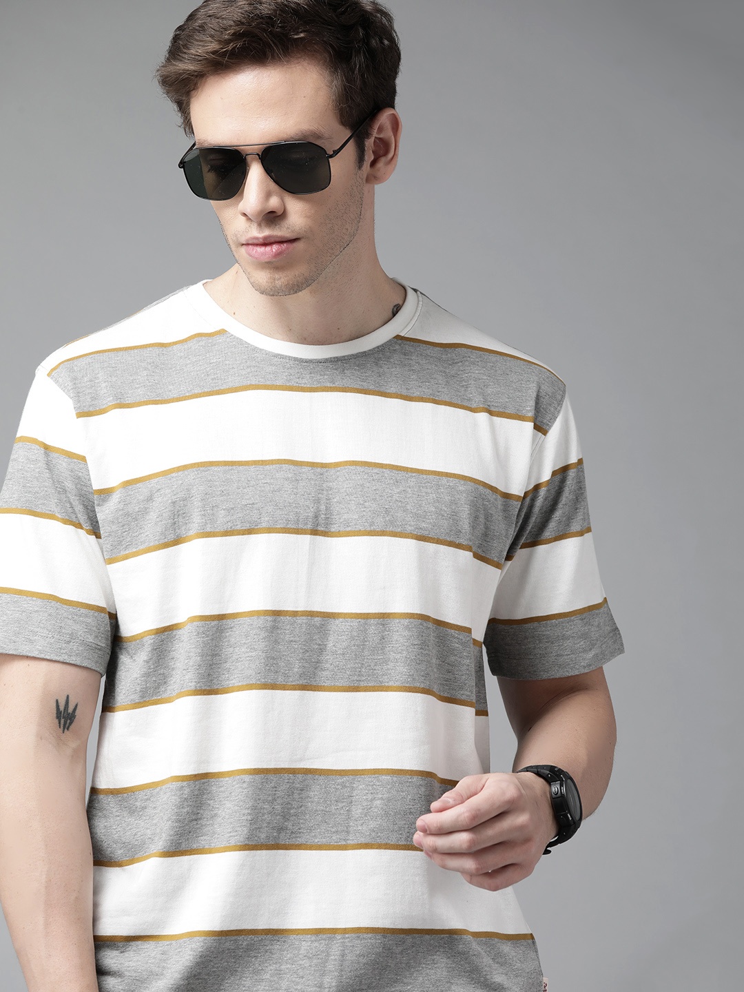 

Roadster Men White & Grey Melange Striped T-shirt