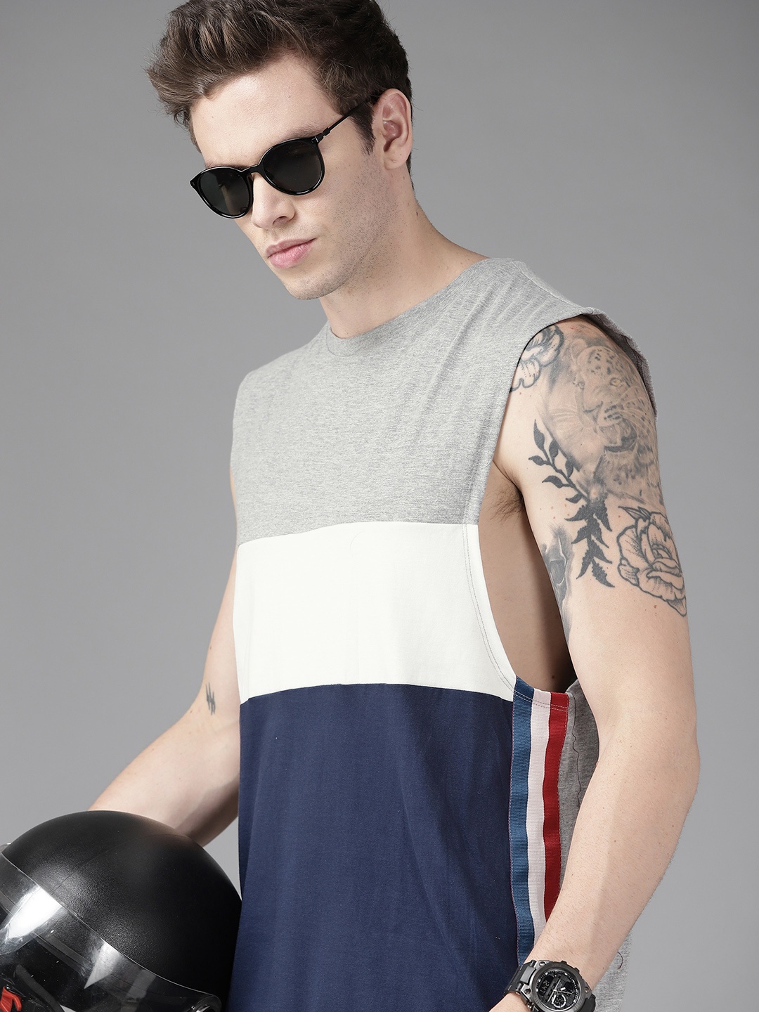

Roadster Men Grey Melange & Navy Blue Colourblocked Pure Cotton T-shirt