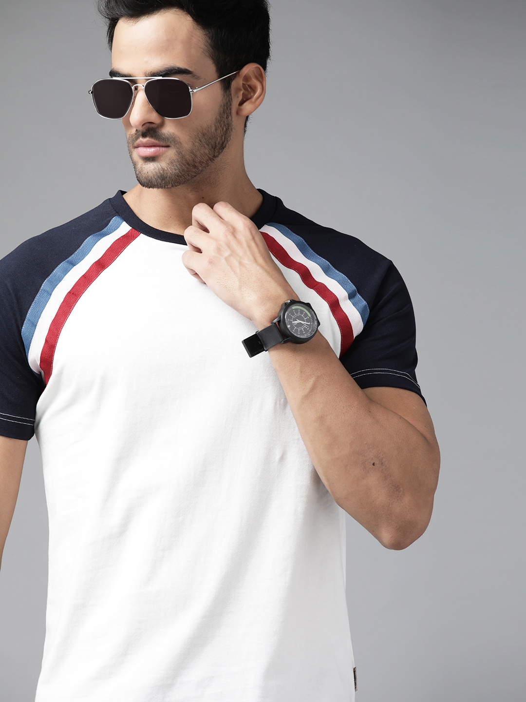 

Roadster Men White & Navy Blue Colourblocked Applique Detail Pure Cotton T-shirt