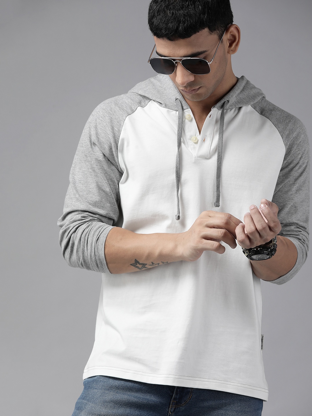 

Roadster Men Grey Melange & White Solid T-shirt