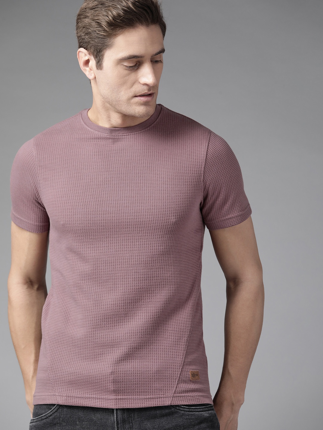 

The Roadster Lifestyle Co Men Mauve Solid Waffle Texture T-shirt