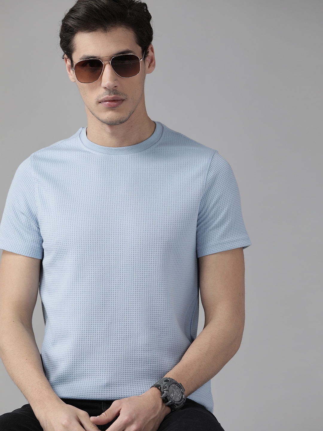 

The Roadster Lifestyle Co Men Blue Waffle Texture T-shirt
