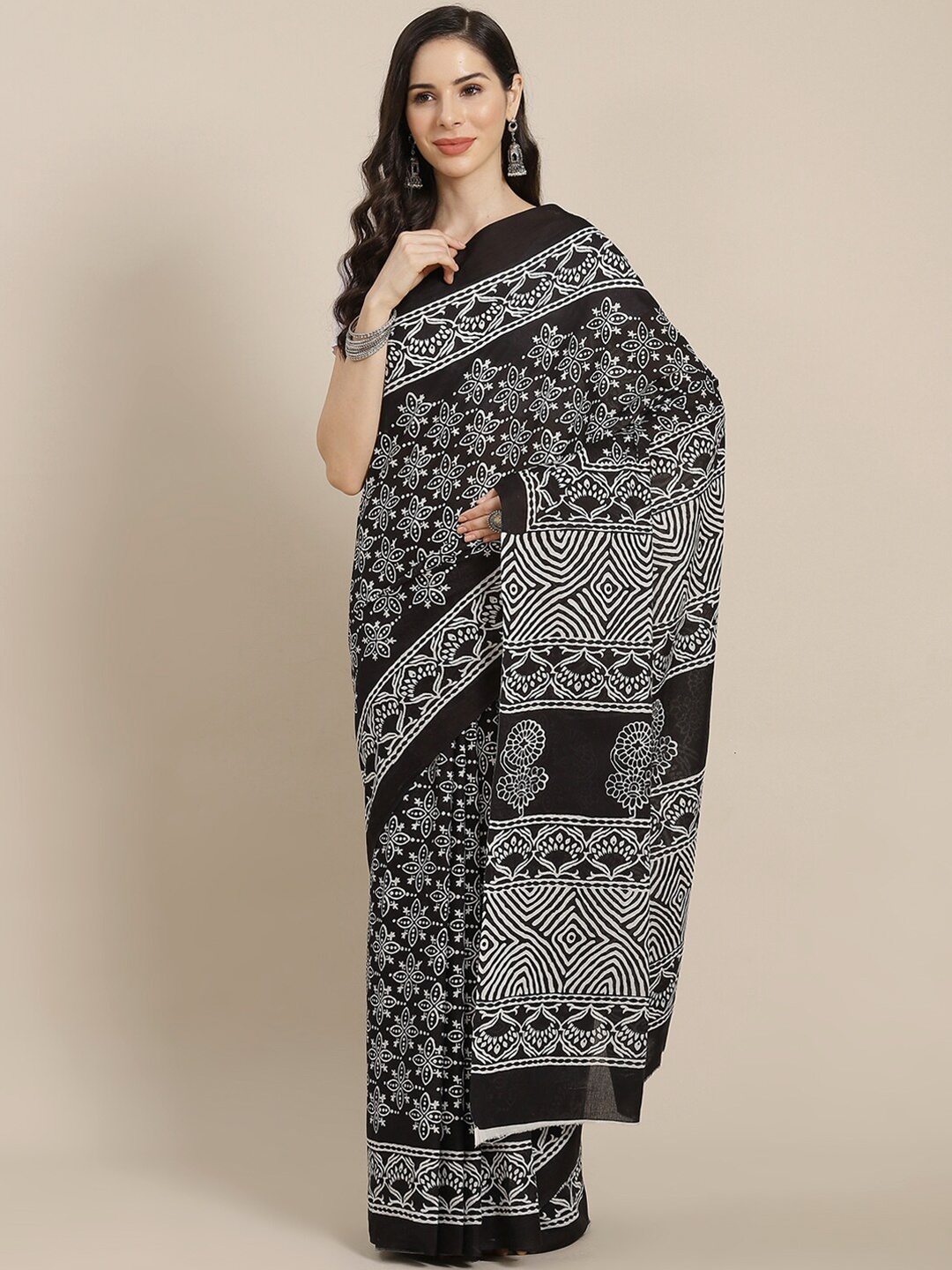 

Libas Black & White Floral Printed Pure Cotton Saree