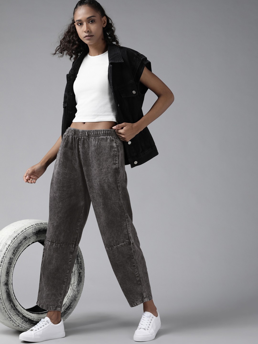 

Roadster Women Black Solid Pure Cotton Mid rise Slouchy Jogger Jeans