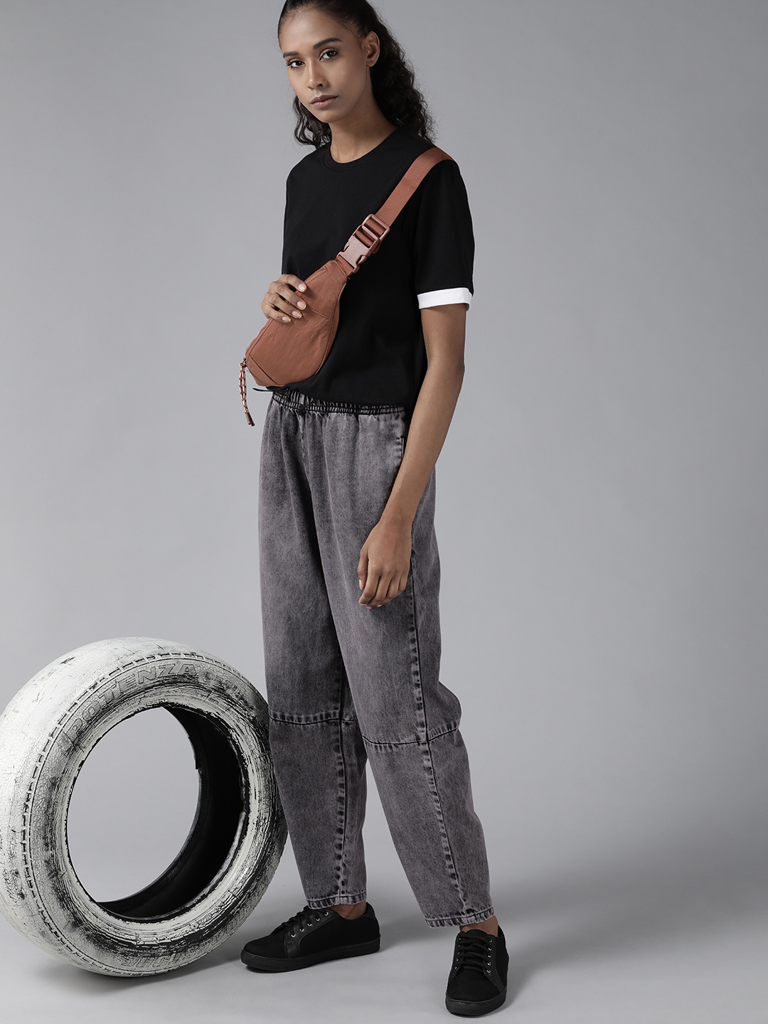 

Roadster Women Charcoal Grey Pure Cotton Mid rise Slouchy Jogger Jeans