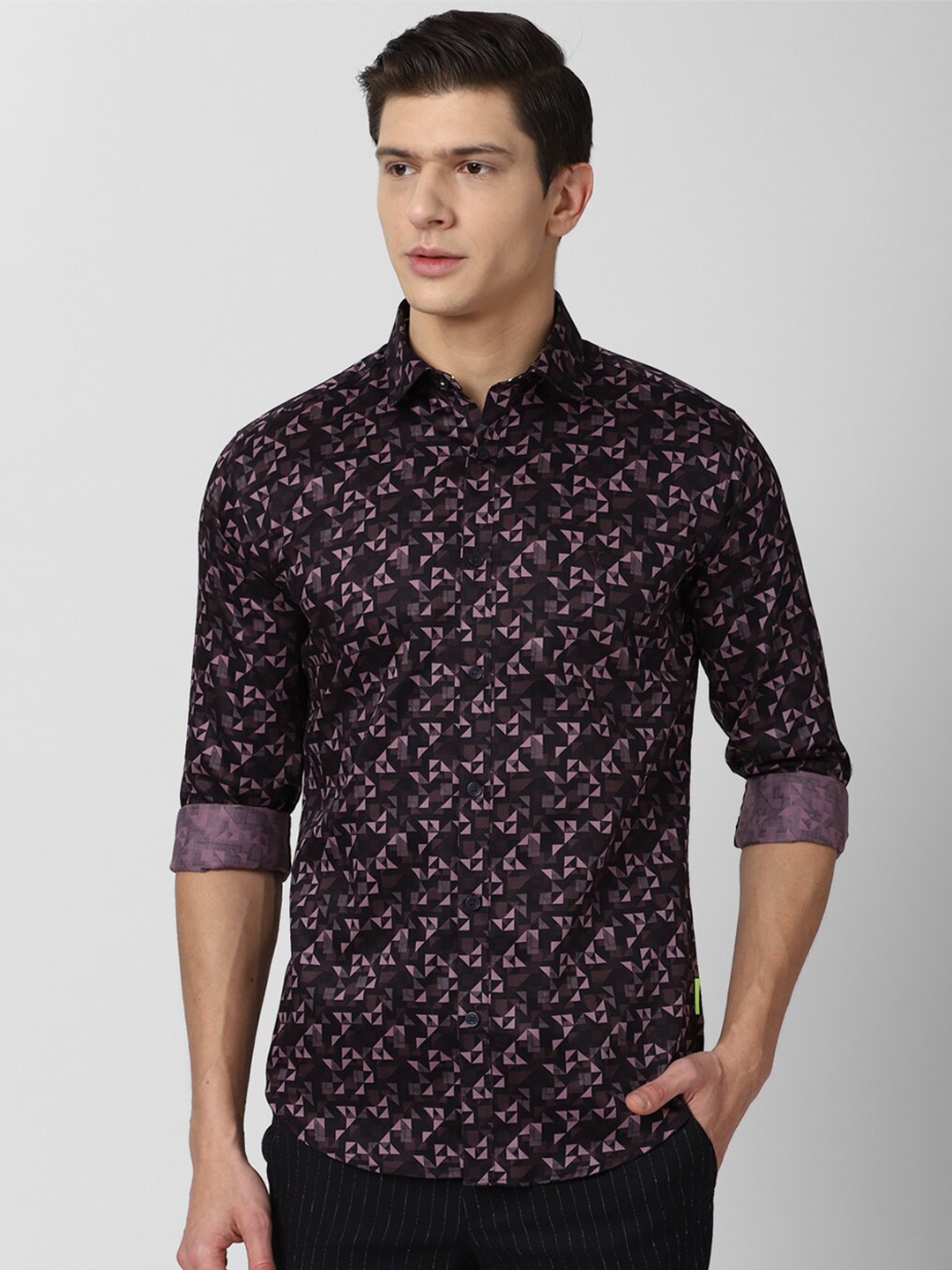 

V Dot Men Purple Slim Fit Cotton Floral Printed Casual Shirt