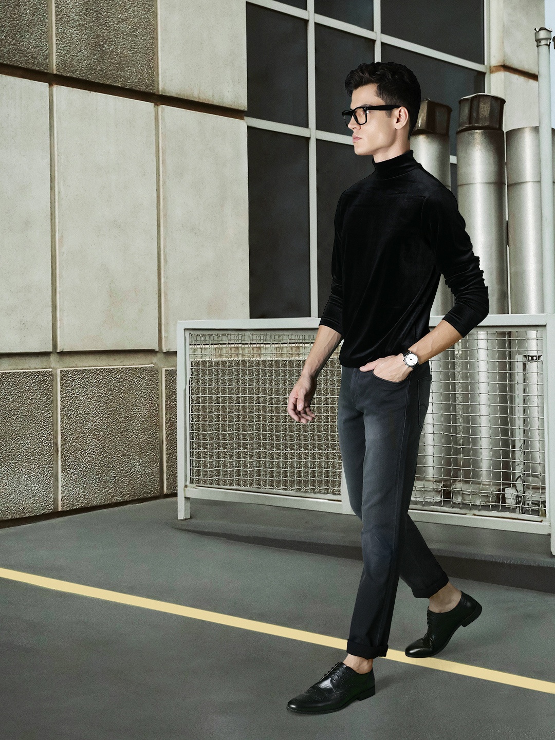 

FOREVER 21 Men Black Solid Regular Fit High Neck T-shirt