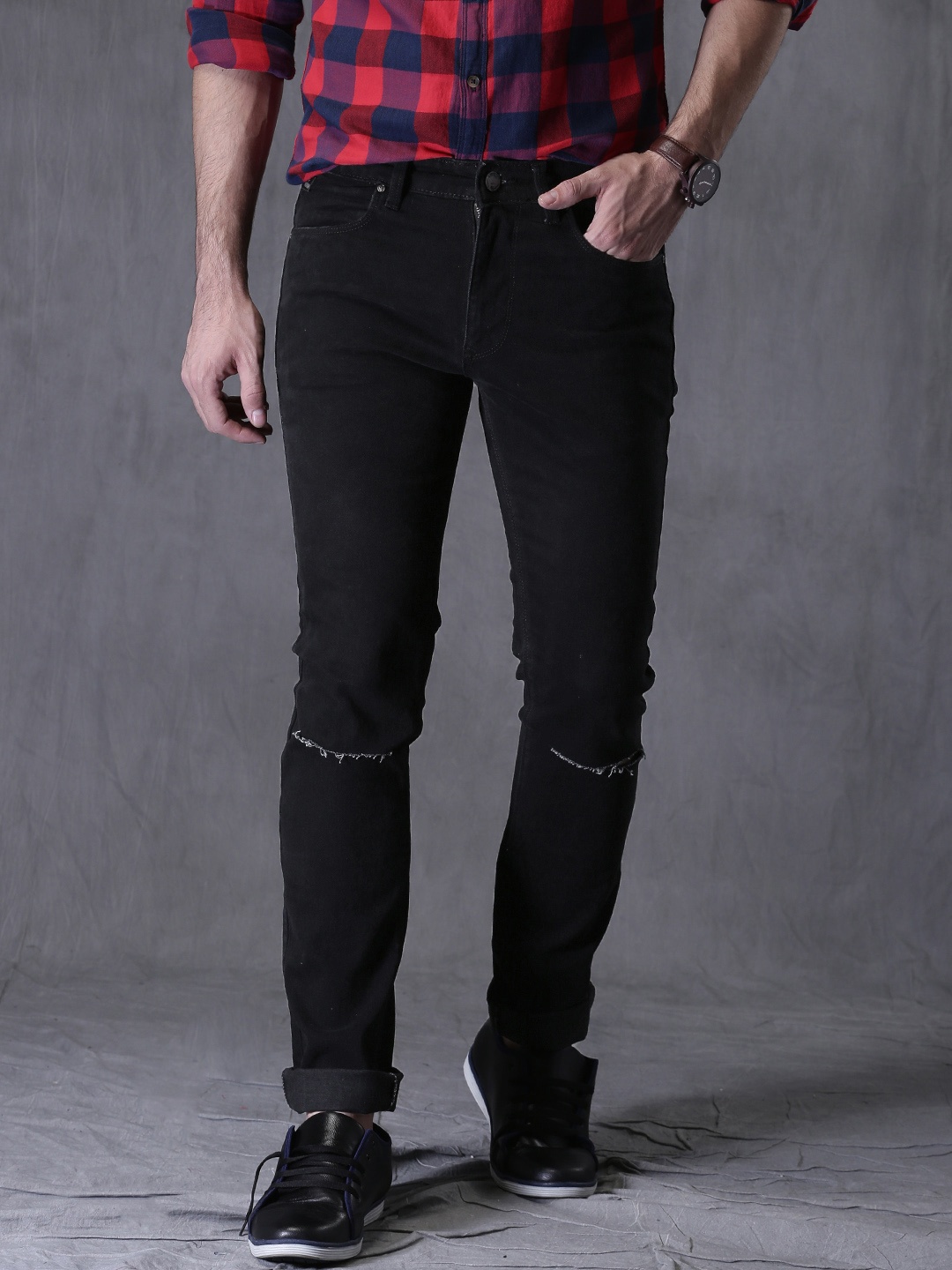 

WROGN Black Slim Fit Slash Knee Stretchable Jeans