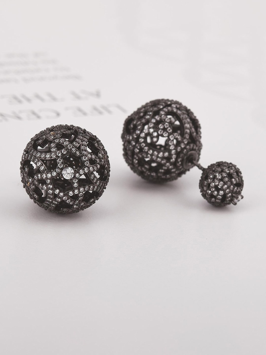 

Tistabene Woman White & Black Plated Contemporary Studs Earrings