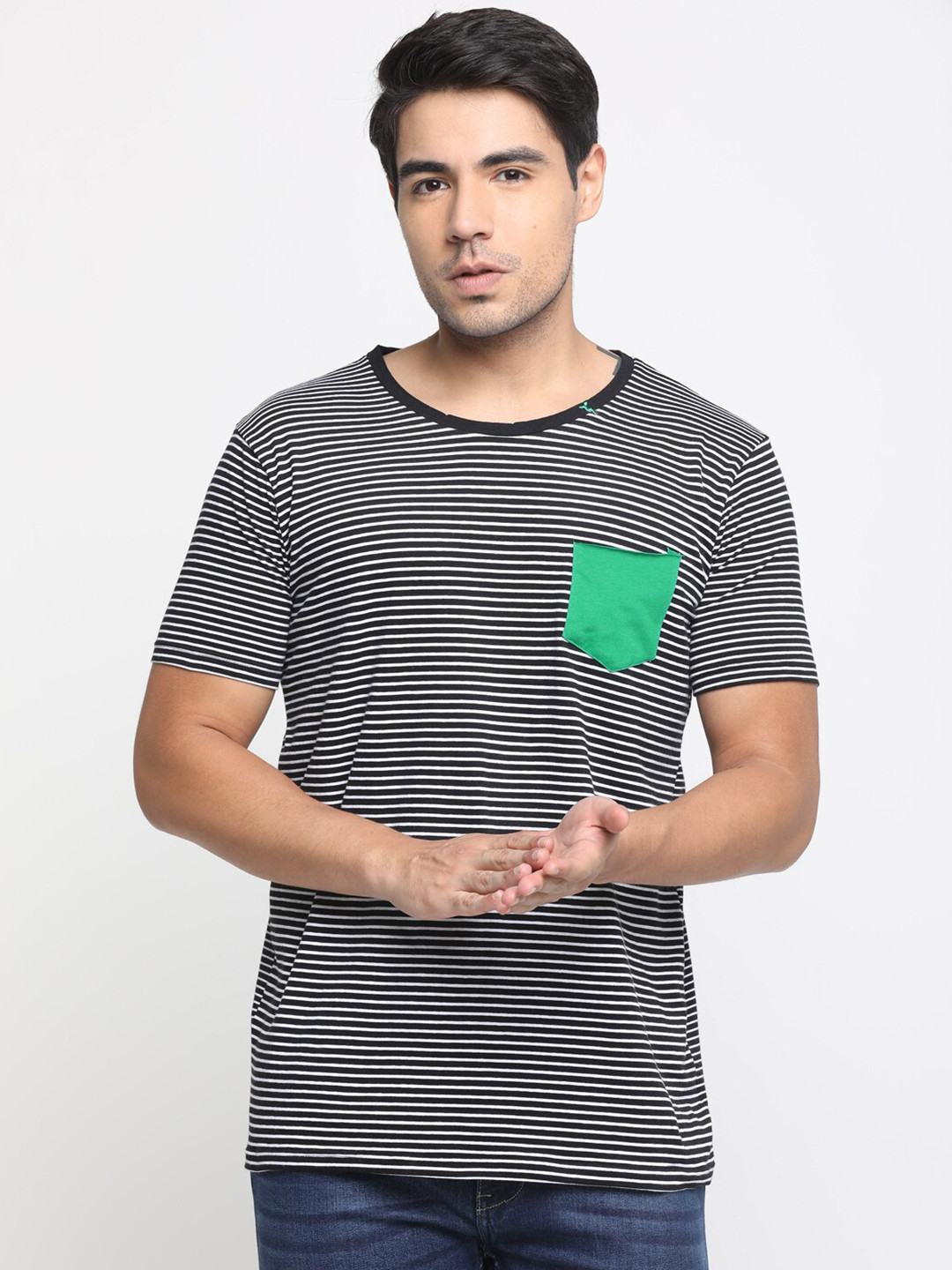 

Masculino Latino Men Black & White Striped Round Neck Cotton T-shirt