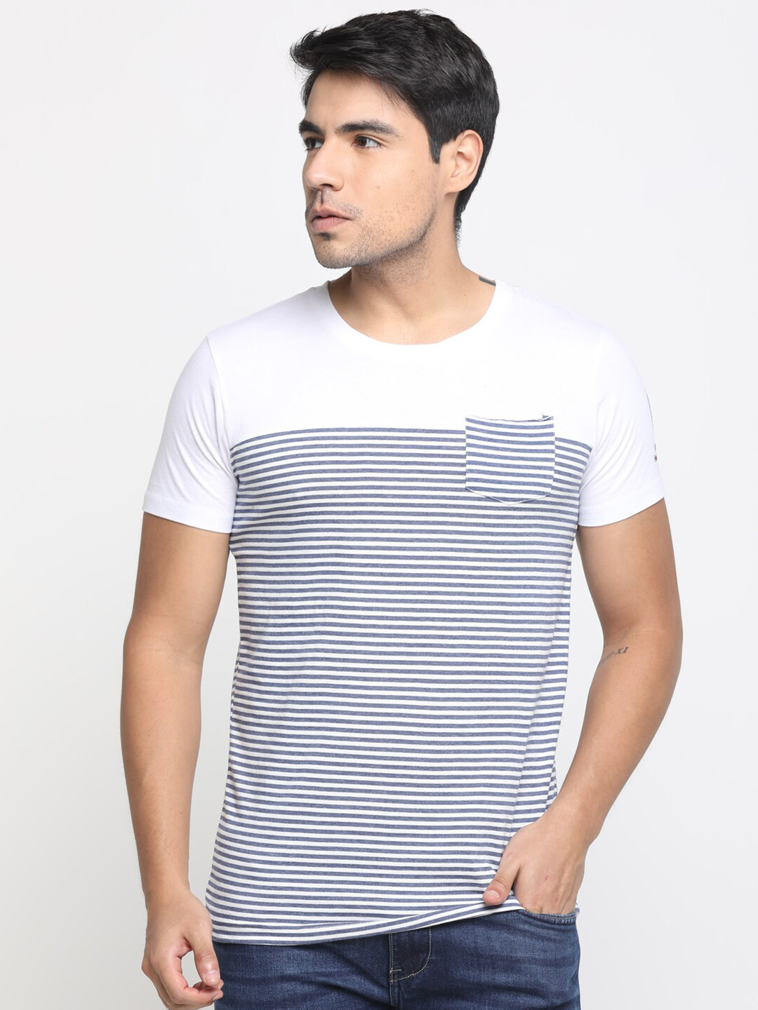 

Masculino Latino Men White & Blue Cotton Striped T-shirt