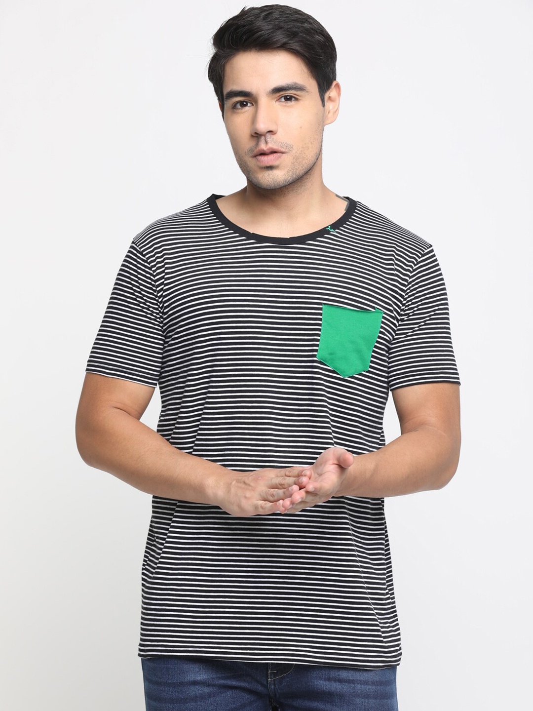 

Masculino Latino Men Black Striped Pockets T-shirt