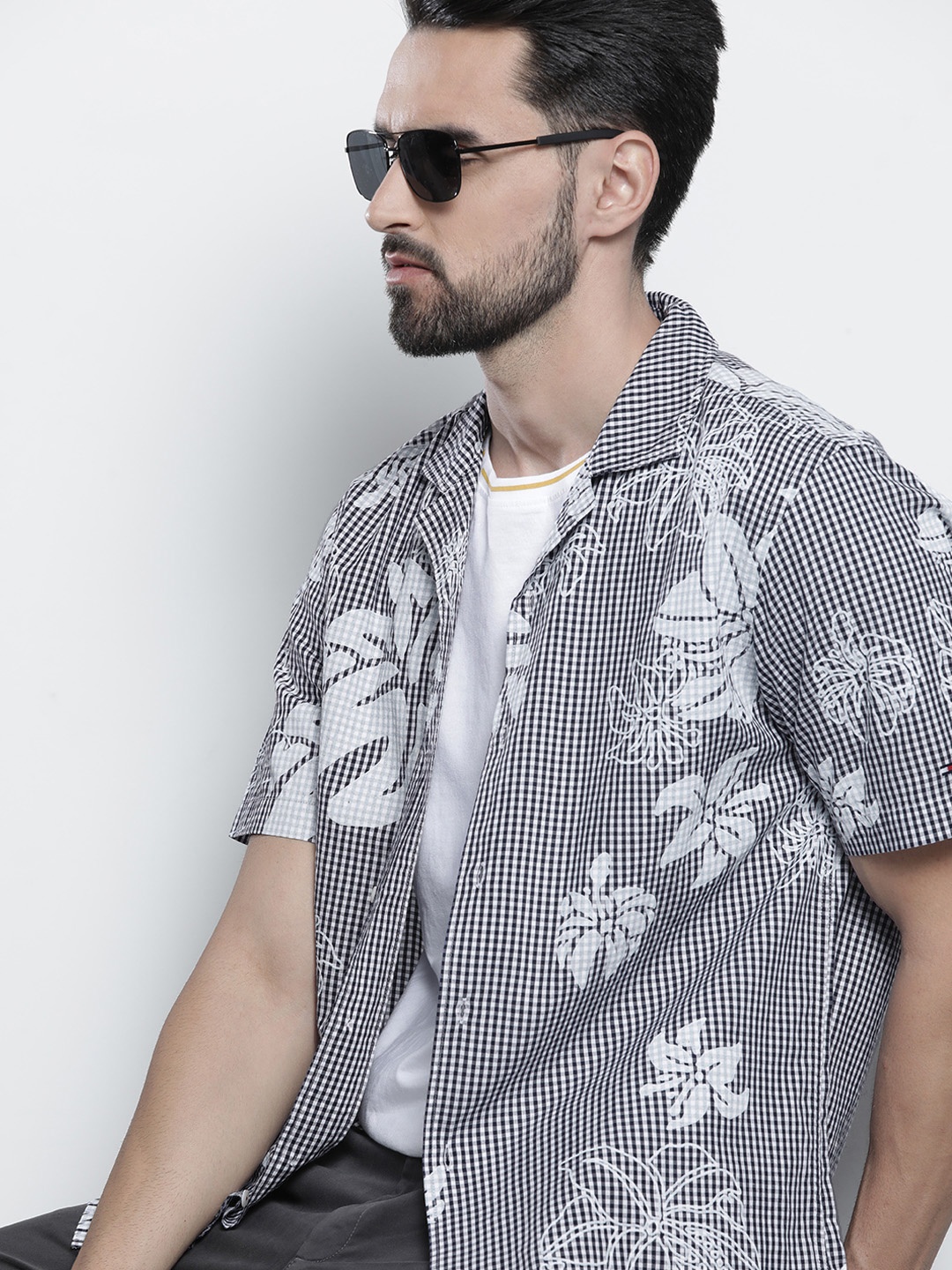 

Tommy Hilfiger Men Navy Blue & White Floral Printed Casual Shirt