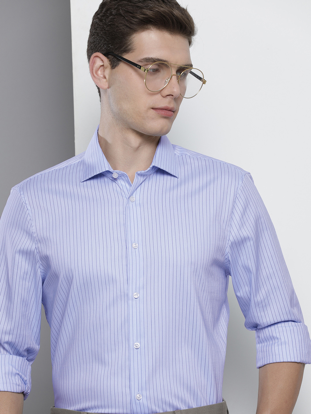 

Tommy Hilfiger Men Blue Slim Fit Striped Semiformal Shirt