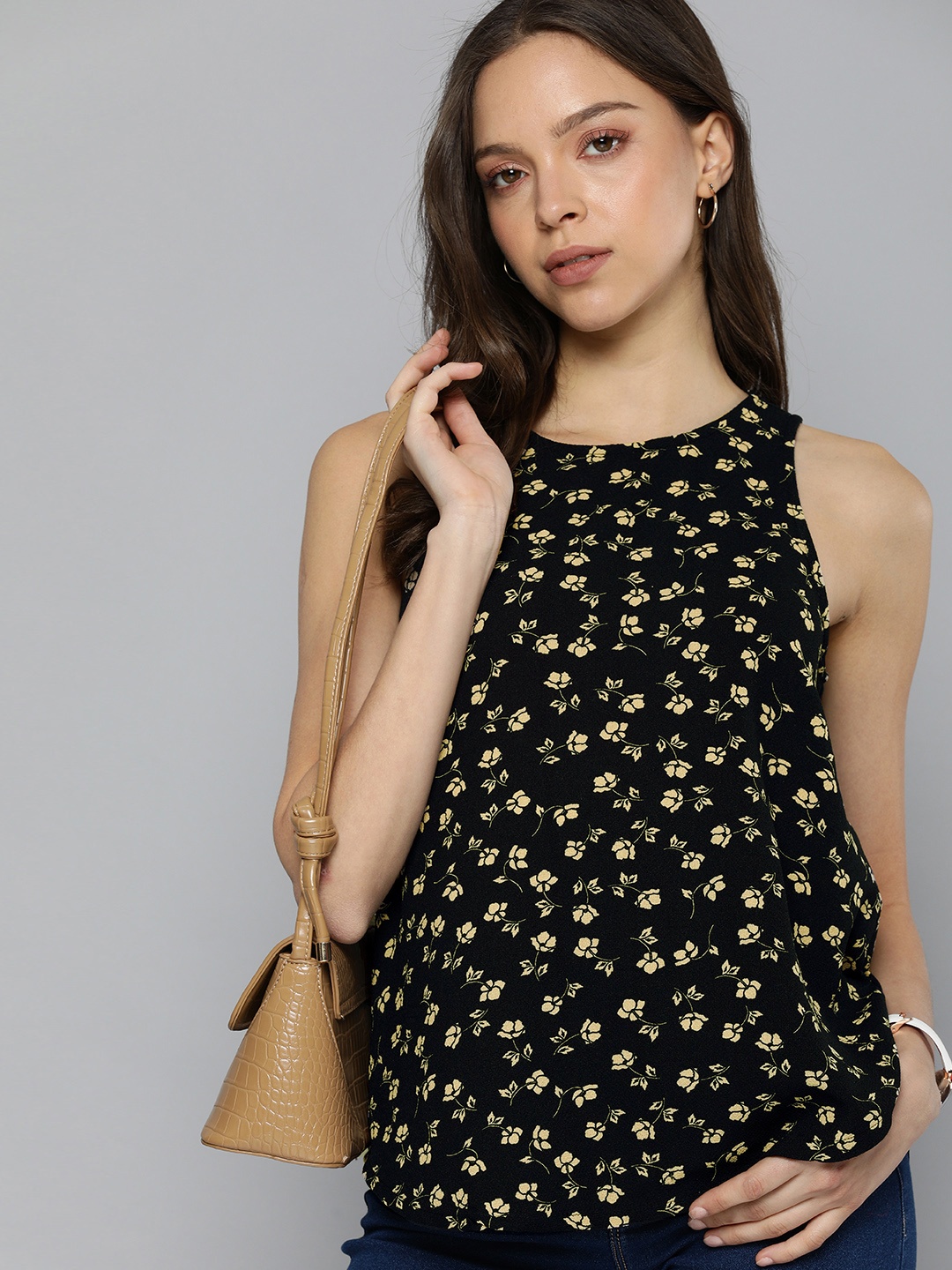 

Chemistry Women Black & Beige Floral Print Tank Top