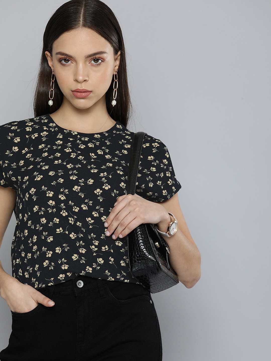 

Chemistry Black & Off White Floral Print Extended Sleeves Top
