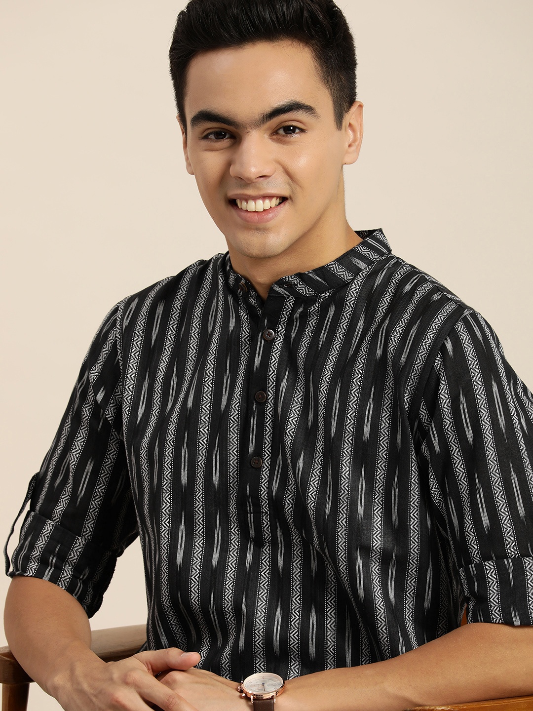 

Taavi Men Charcoal Black & White Ikat Woven Design Mandarin Collar Roll-Up Sleeves Kurta