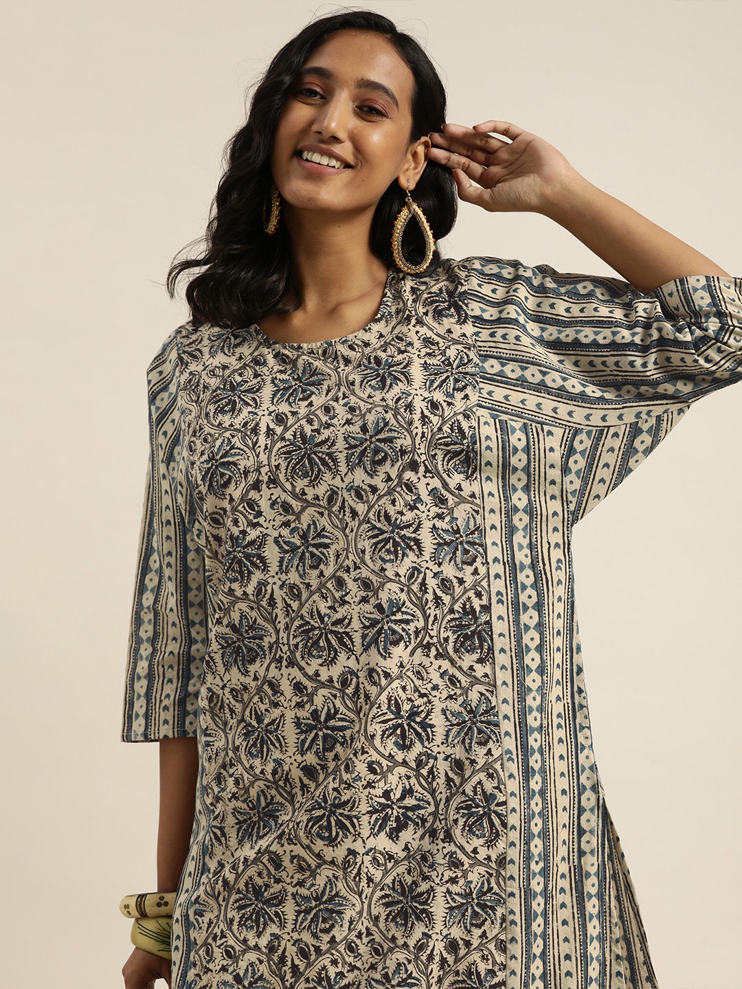 

Taavi Women Off White & Blue Kalamkari Printed Kurta with Pocket Detail