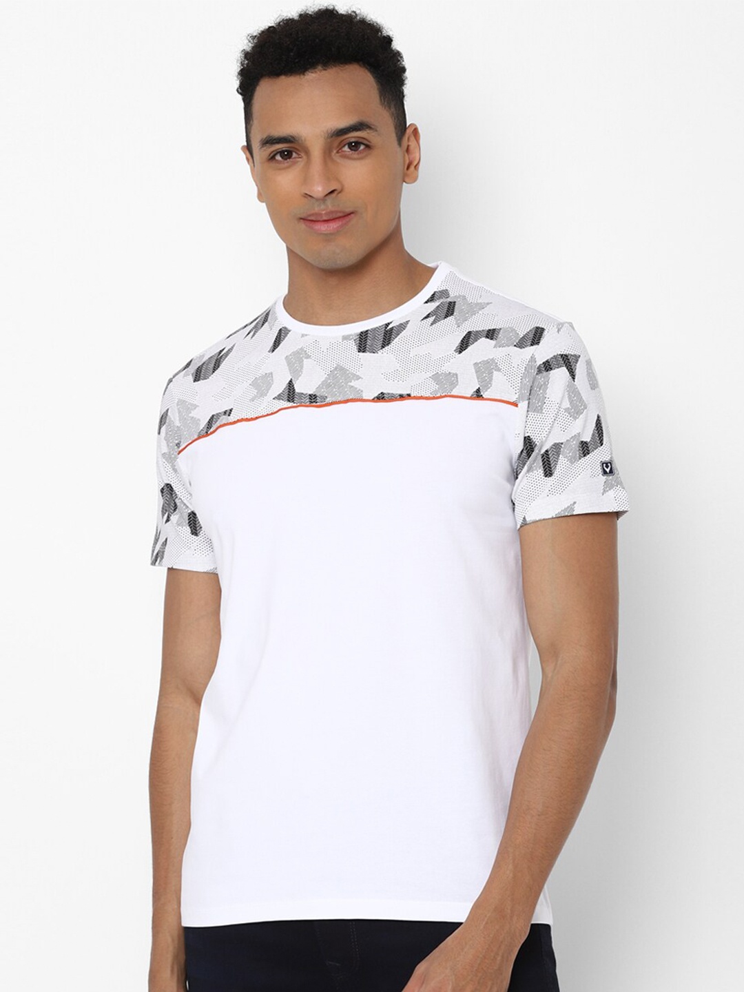 

Allen Solly Sport Men White & Black Printed Pure Cotton T-shirt