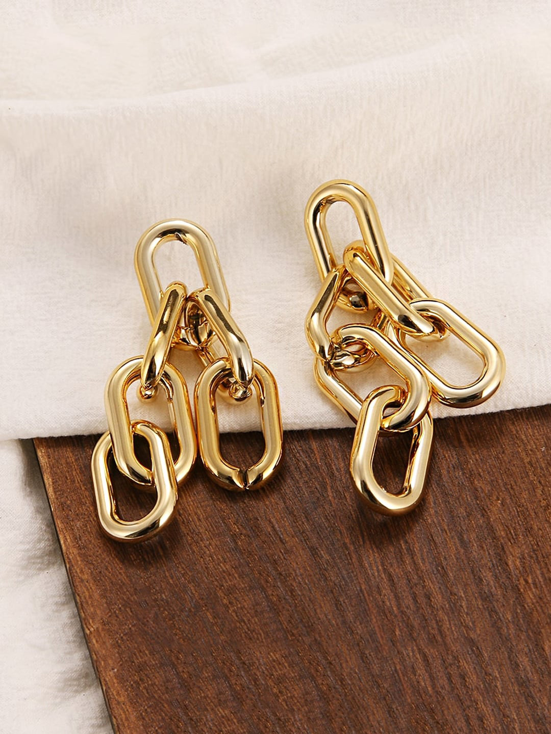 

Yellow Chimes Woman Gold plated Chain-Link Dangler Earrings