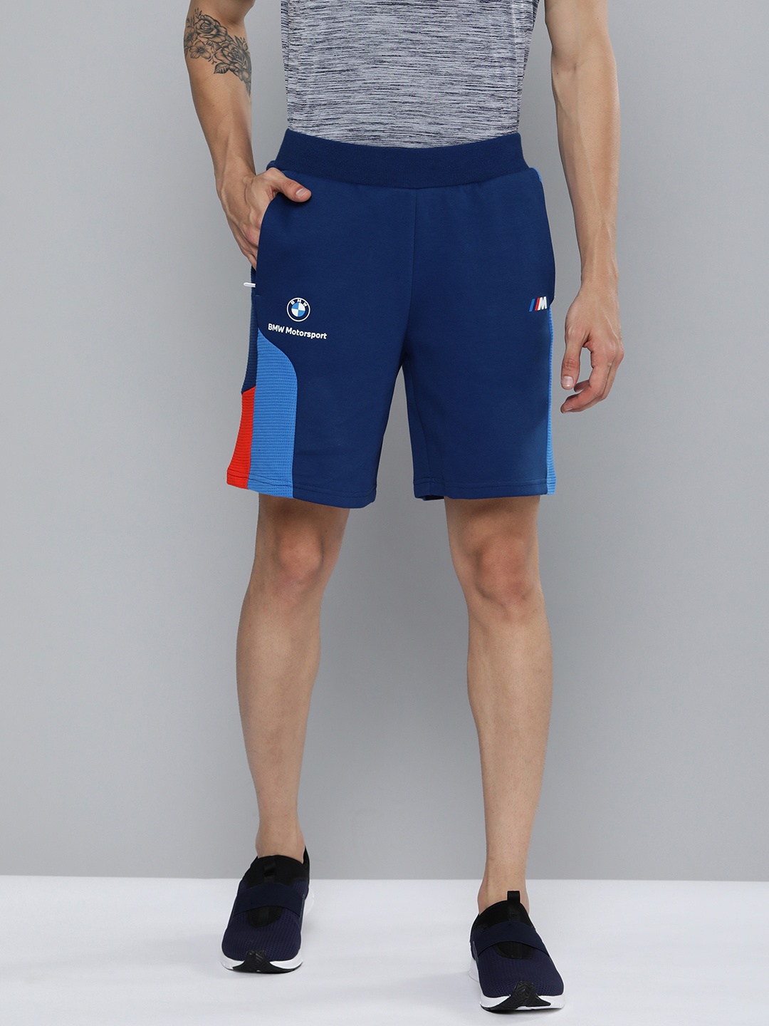 

PUMA Motorsport Men BMW Sustainable Regular Fit Motorsport Shorts with Colourblock Detail, Blue