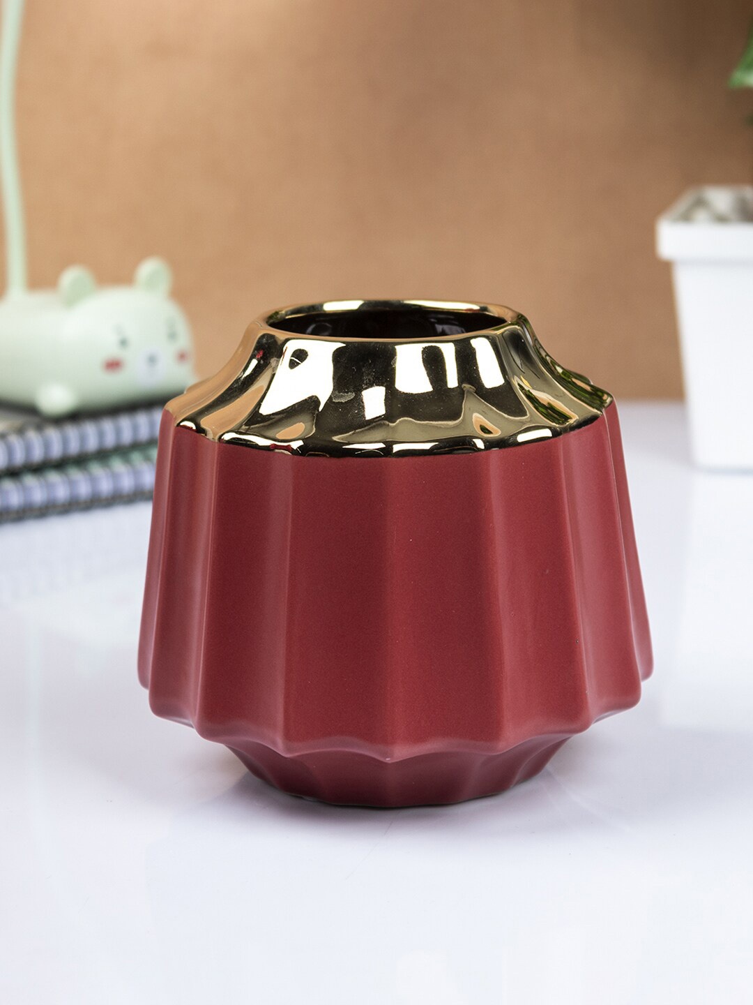 

MARKET99 Maroon & Gold-Toned Solid Ceramic Flower Vase