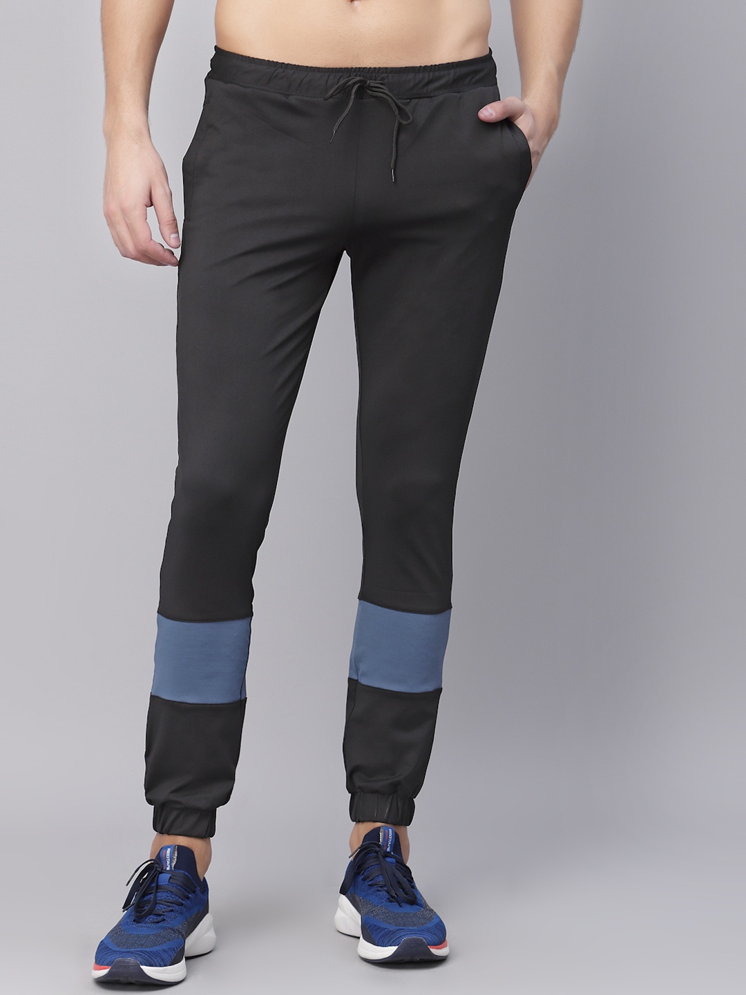 

JUMP USA Men Black & Blue Solid Joggers