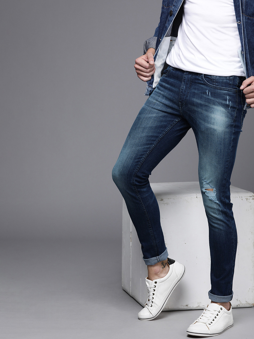 

WROGN Men Blue Skinny Fit Mildly Distressed Heavy Fade Stretchable Jeans