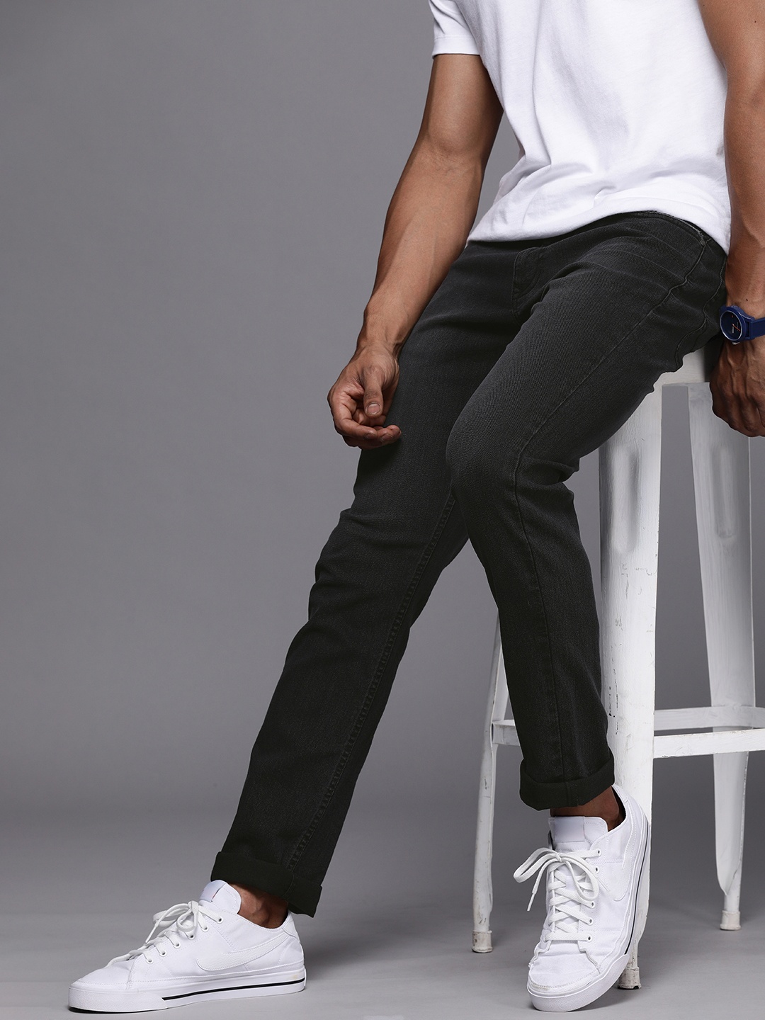 

WROGN Men Black Slim Fit Mid-Rise Light Fade Jeans