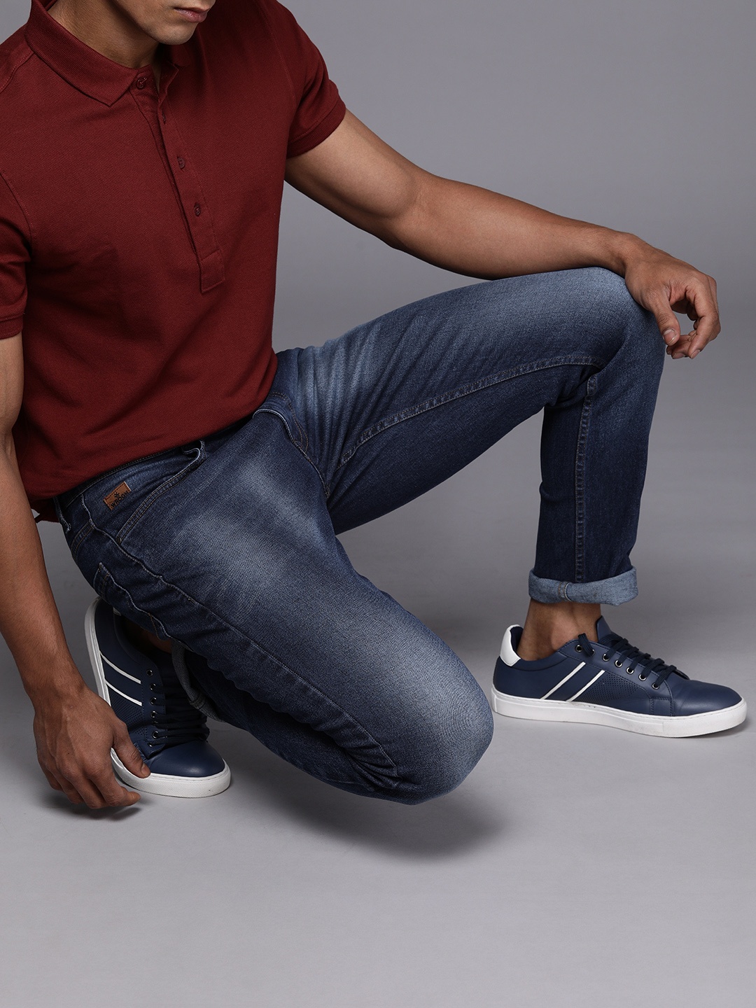 

WROGN Men Blue Heavy Fade Stretchable Slim Fit Casual Jeans