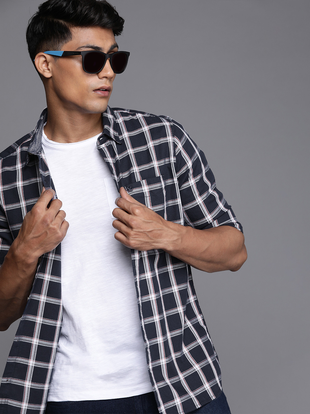 

WROGN Men Navy Blue & White Slim Fit Checked Casual Shirt