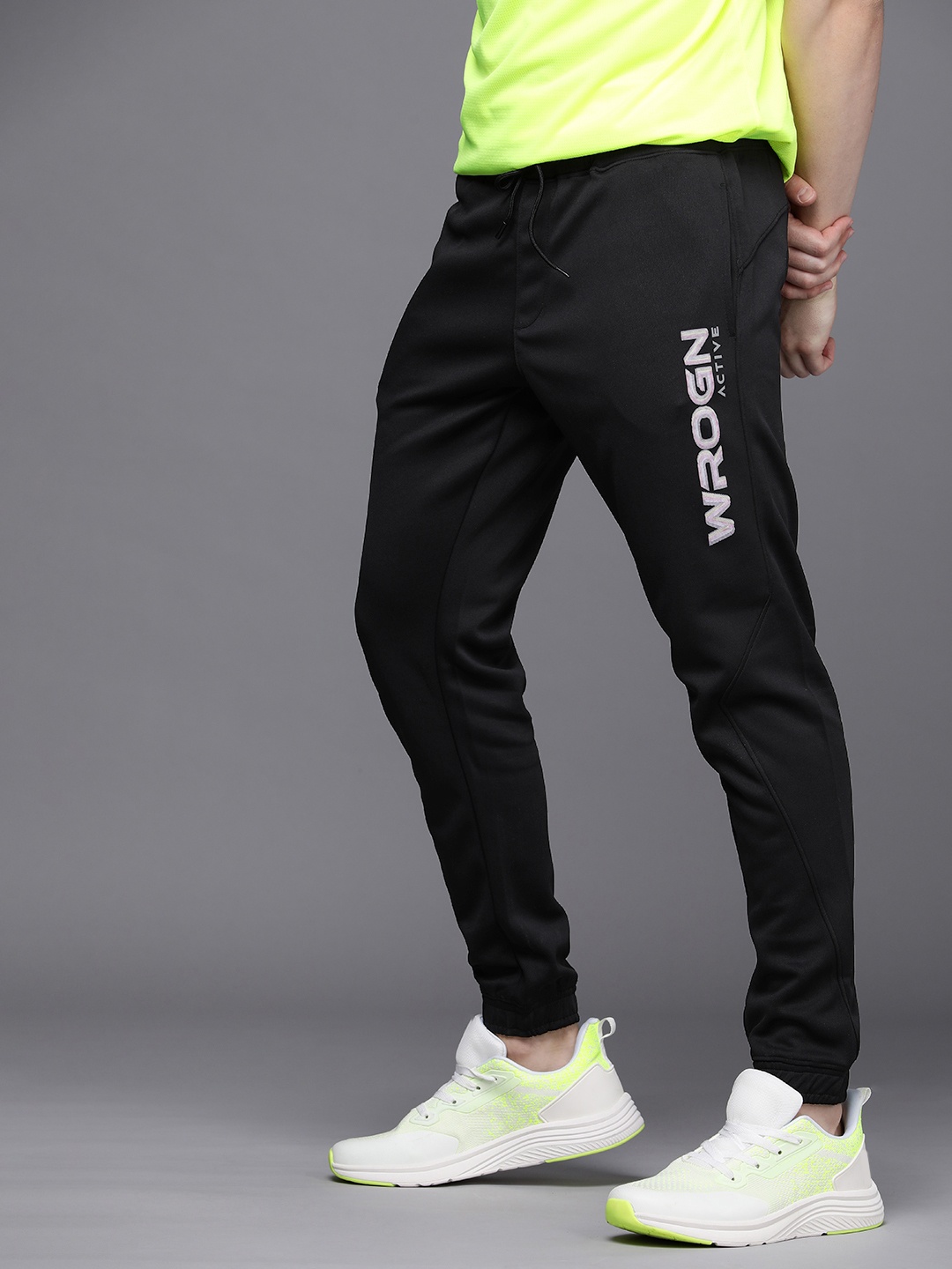 

WROGN ACTIVE Men Dry Pro Slim Fit Brand Logo Print Mid-Rise Sports Joggers, Black