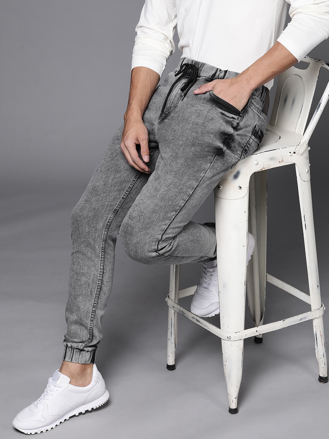 

WROGN Men Grey Faded Denim Joggers