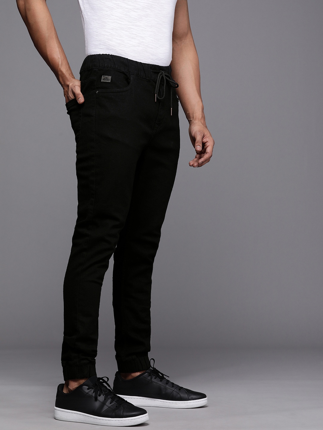 

WROGN Men Black Solid Mid Rise Elasticated Joggers Trousers