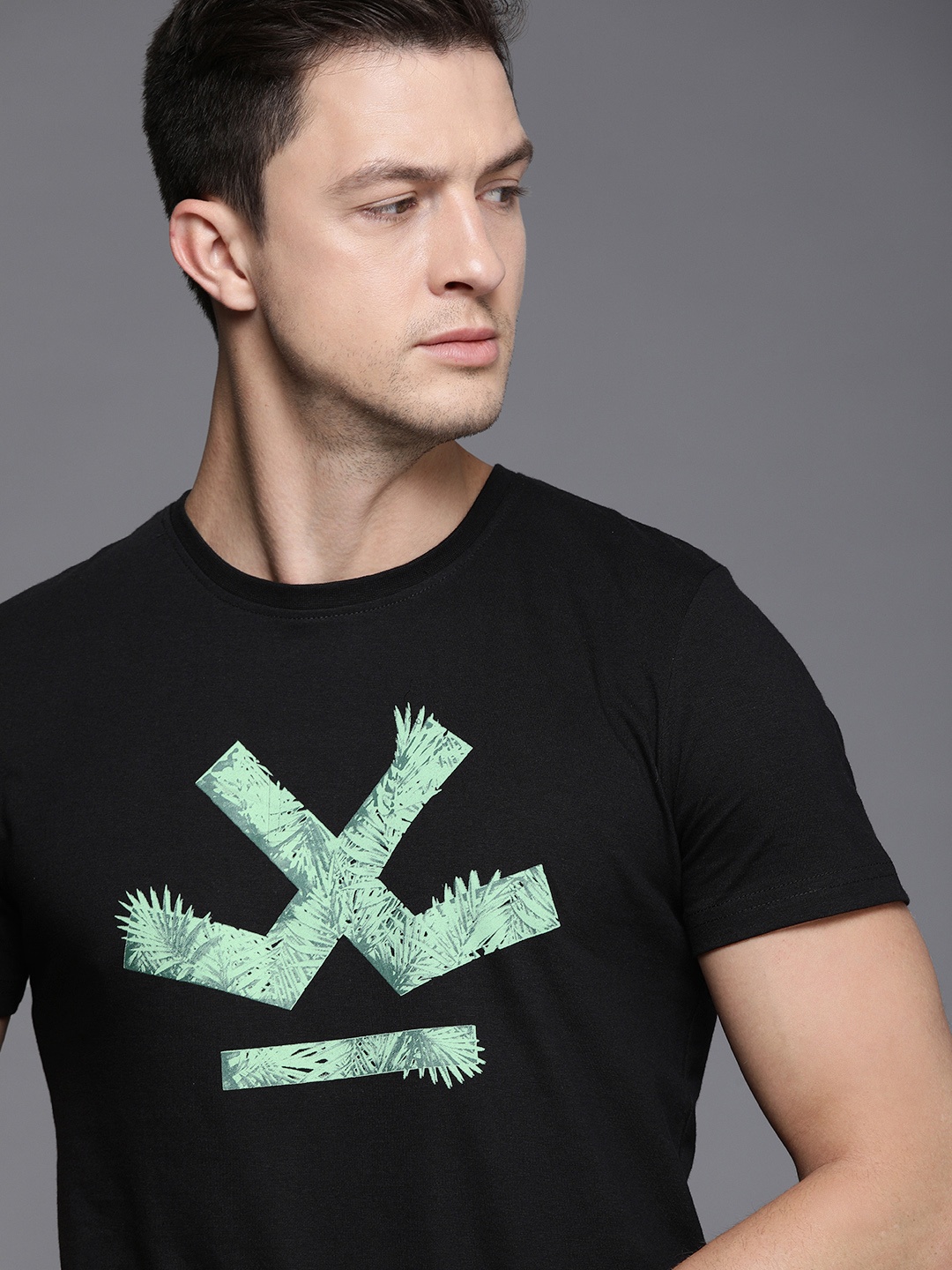 

WROGN Men Black & Sea Green Printed Applique Slim Fit Casual T-shirt