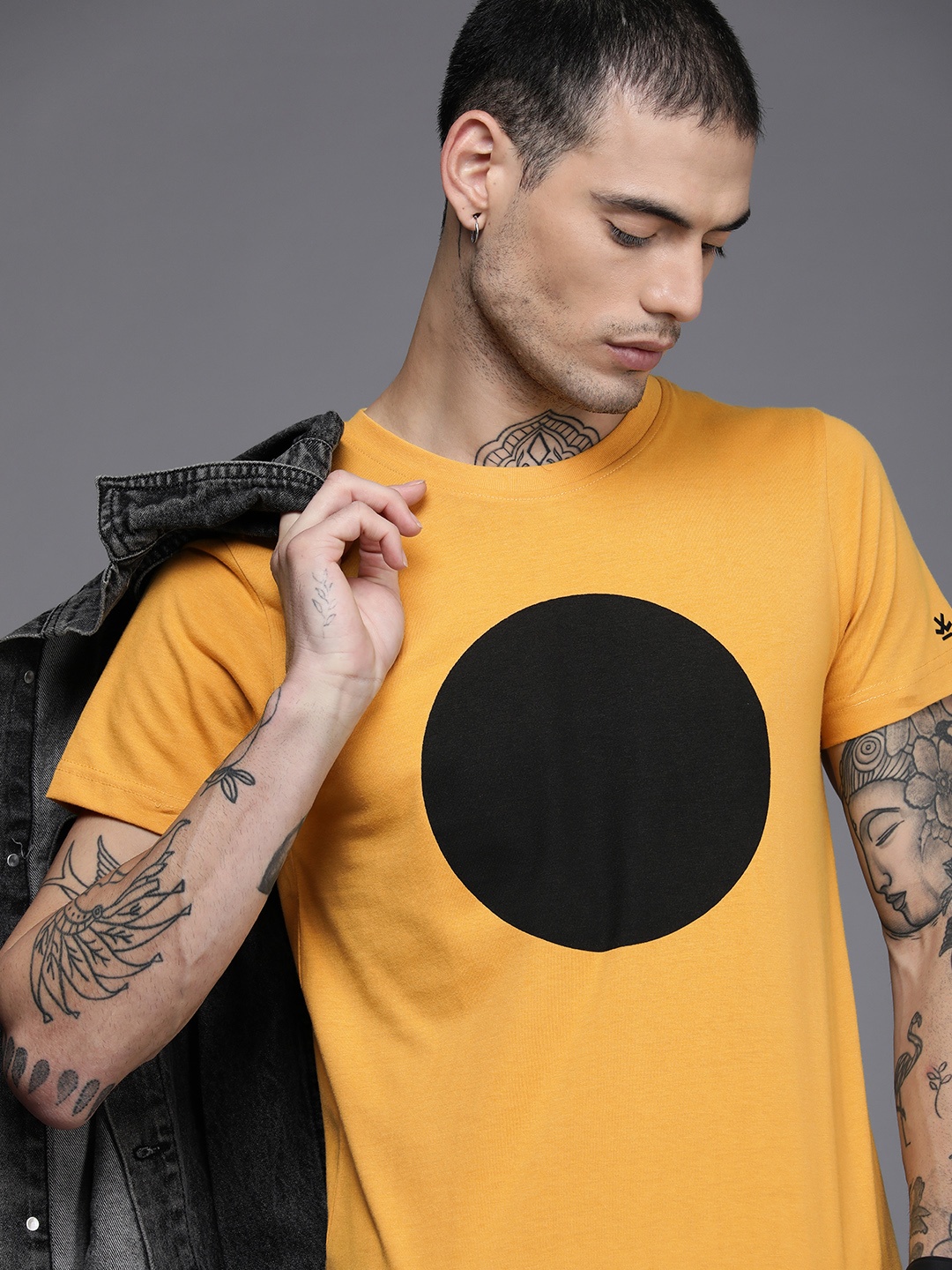 

WROGN Men Yellow & Black Self-Design Slim Fit T-shirt