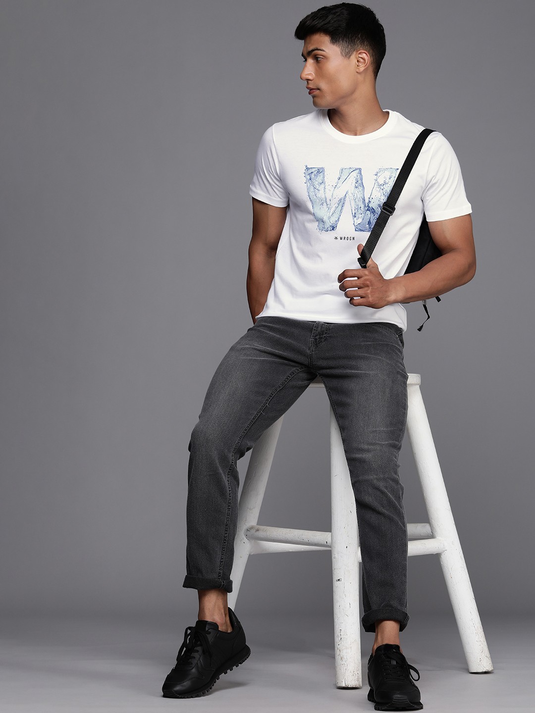 

WROGN Men White Brand Logo Printed Pure Cotton Slim Fit Casual T-shirt