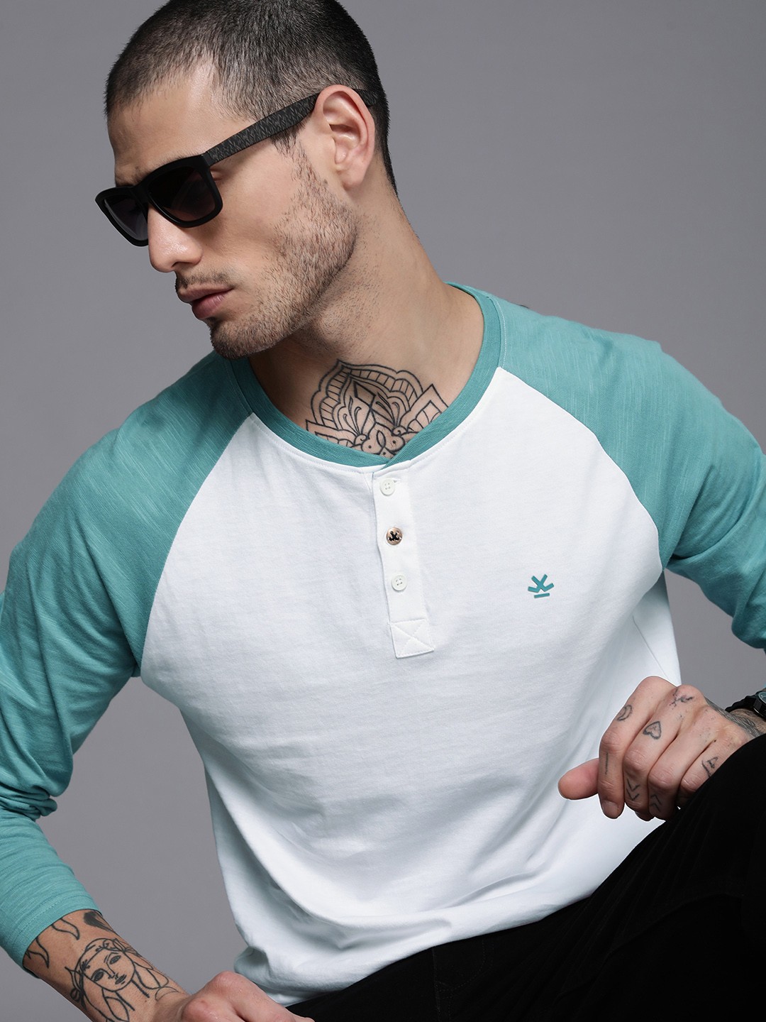 

WROGN Men White & Green Pure Cotton Slim Fit T-shirt