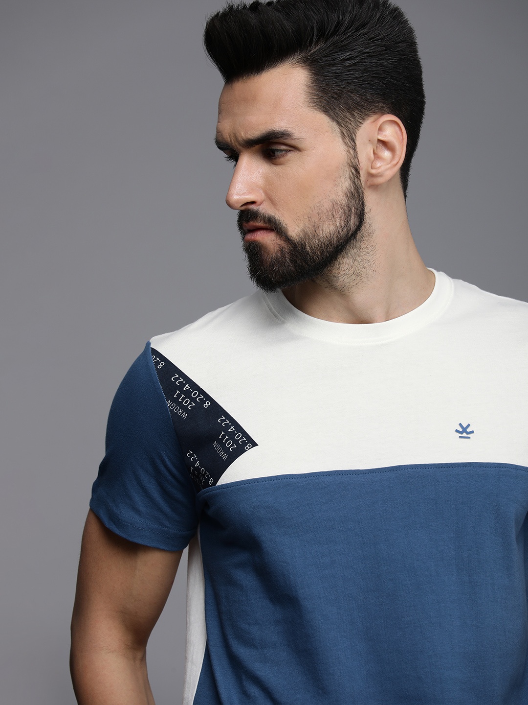 

WROGN Men White & Blue Colourblocked Pure Cotton Slim Fit T-shirt