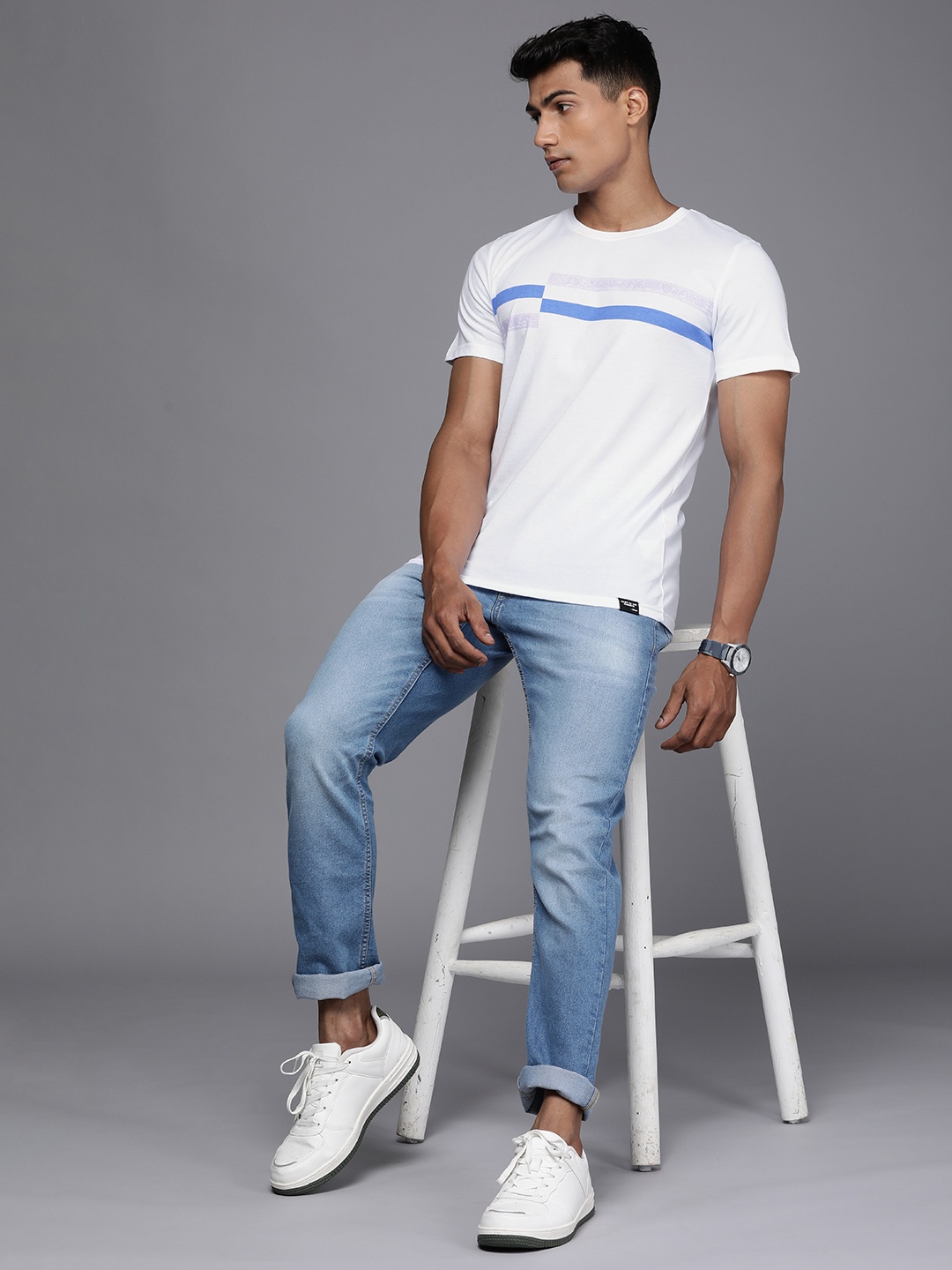 

WROGN Men White & Blue Striped Slim Fit Pure Cotton T-shirt