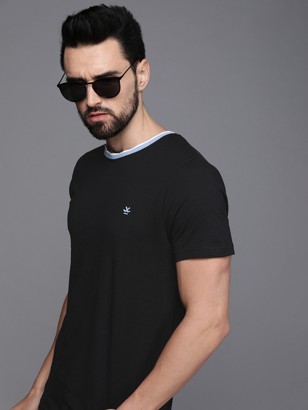 

WROGN Men Black Solid Pure Cotton Applique Slim Fit Casual T-shirt