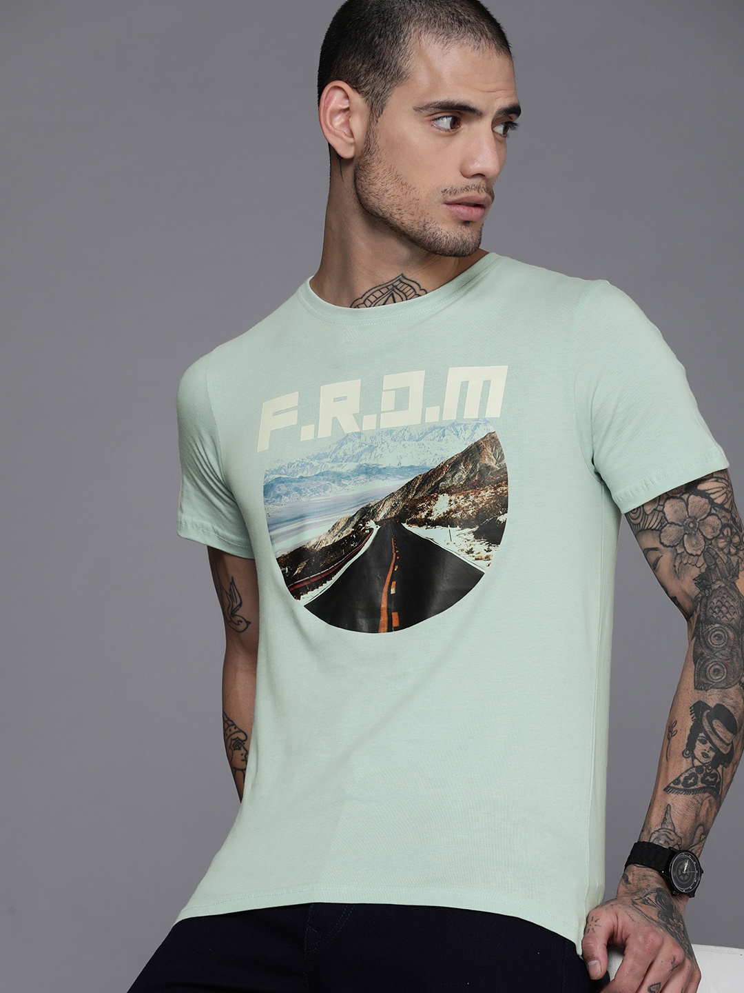 

WROGN Men Green Graphic Printed Pure Cotton Slim Fit T-shirt